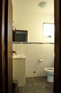 łazienka z toaletą i umywalką w obiekcie Primafila w mieście Sauce de Portezuelo