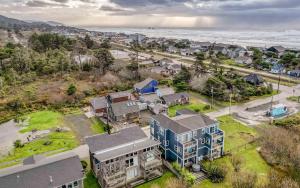 ロックアウェイ・ビーチにあるLakeside Haven - Meredith Lodgingの家屋と海の空の景色