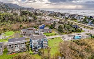 ロックアウェイ・ビーチにあるLakeside Haven - Meredith Lodgingの家屋と海の空の景色