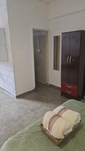 a bedroom with a bed and a dresser in it at Departamento en Planta baja, centrico, Practico, Estacionamiento D4 in San Fernando del Valle de Catamarca