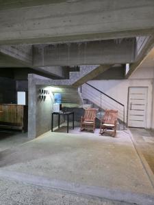 two chairs and a table in a building at Departamento en Planta baja, centrico, Practico, Estacionamiento D4 in San Fernando del Valle de Catamarca
