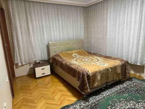 Postel nebo postele na pokoji v ubytování Family-friendly House with Garden Konya