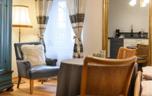 una sala de estar con una mesa y una silla en Rustikale Ferienwohnung, en Bad Hofgastein