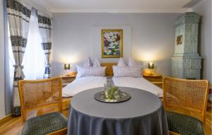 1 dormitorio con 2 camas y mesa con sillas en Rustikale Ferienwohnung, en Bad Hofgastein 3 fotos más