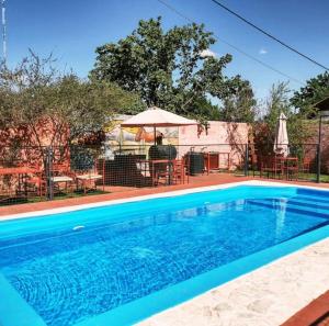 A piscina localizada em Cabañas y Hostal Las Marias ou nos arredores