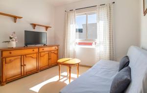 TV a/nebo společenská místnost v ubytování Gorgeous Apartment In Torrenueva