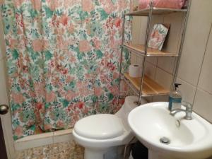 Bilik mandi di Nambí Rooms
