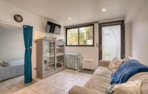 ein Wohnzimmer mit Sofa und Fernseher in der Unterkunft Charmante Maison Proche Plage in Royan