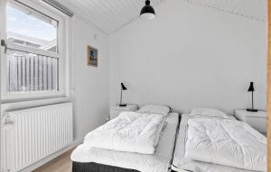 Ένα ή περισσότερα κρεβάτια σε δωμάτιο στο 2 Bedroom Amazing Home In Otterup