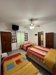 Cama ou camas em um quarto em Cabañas y Hostal Las Marias