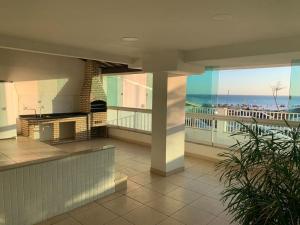 balcón con chimenea y vistas al océano en Apartamento na Orla da Praia Grande para até 6 pessoas - Arraial do Cabo, en Arraial do Cabo