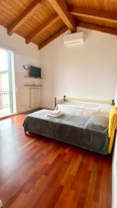 a bedroom with a bed and a wooden floor at Villa Maragno vicino Abano Terme in Padova