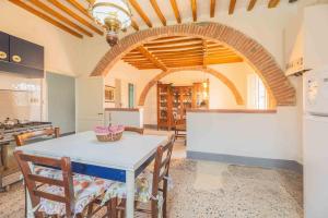 a kitchen and dining room with a table and chairs at Windrose Casabianca in Collesalvetti