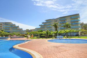 an empty swimming pool in front of a building at New Juncos 2 Planetcostadorada in La Pineda +23 photos