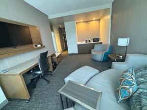 Kuchyň nebo kuchyňský kout v ubytování Courtyard by Marriott Deptford