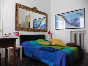 パレルモにあるBobnbのベッドルーム1室(壁に鏡付きのベッド1台付)