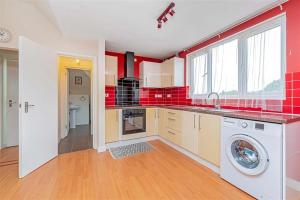 Kuchyň nebo kuchyňský kout v ubytování One Bed Flat in Isleworth near Syon Lane Station