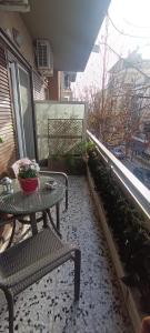 een patio met een tafel en een bank op een balkon bij Studio στο κέντρο του Βόλου in Volos +62 foto's