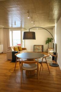 un salon avec une table et un canapé dans l'établissement Story Studio Aveiro Ria - Lagoon, à Aveiro