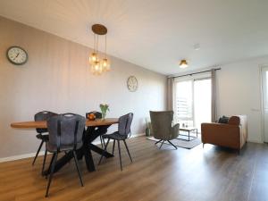 Χώρος καθιστικού στο Apartment in Workum near IJsselmeer Beach