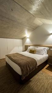 - une chambre avec un grand lit et un plafond en béton dans l'établissement Story Studio Aveiro Ria - Lagoon, à Aveiro 28 autres photos