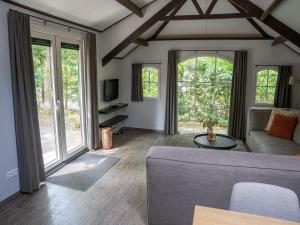 Televisyen dan/atau pusat hiburan di Cottage in Veluwe near Speulderbos Forest
