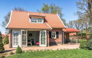 Hoge-HexelにあるBuitengoed Het Lageveld 80の小さな煉瓦造りのオレンジ色の屋根の家