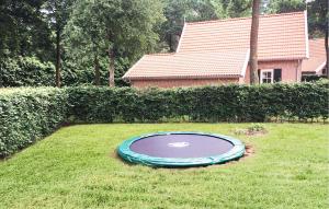 Hoge-HexelにあるBuitengoed Het Lageveld 80の庭の草の上のフリスビー