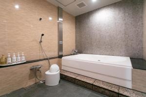 Koupelna v ubytování Hotel TEMARI Matsumoto + 37 fotografií