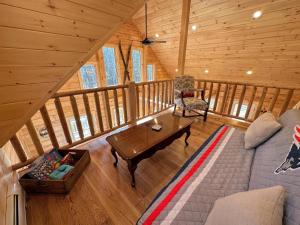 Χώρος καθιστικού στο 18HA Log home close to Franconia Notch privacy fire pit wifi pool gym passes