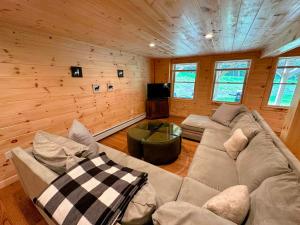 Χώρος καθιστικού στο 18HA Log home close to Franconia Notch privacy fire pit wifi pool gym passes