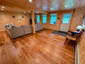 Φωτογραφία από το άλμπουμ του 18HA Log home close to Franconia Notch privacy fire pit wifi pool gym passes σε Sugar Hill