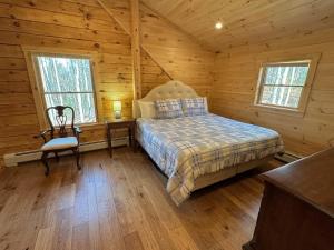 Ένα ή περισσότερα κρεβάτια σε δωμάτιο στο 18HA Log home close to Franconia Notch privacy fire pit wifi pool gym passes