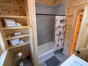 Ένα μπάνιο στο 18HA Log home close to Franconia Notch privacy fire pit wifi pool gym passes