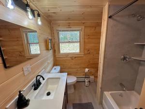 Ένα μπάνιο στο 18HA Log home close to Franconia Notch privacy fire pit wifi pool gym passes