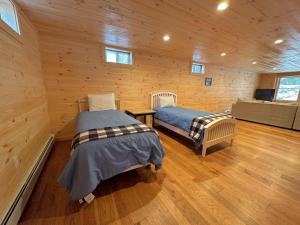 Ένα ή περισσότερα κρεβάτια σε δωμάτιο στο 18HA Log home close to Franconia Notch privacy fire pit wifi pool gym passes