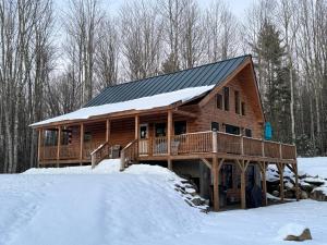 Το 18HA Log home close to Franconia Notch privacy fire pit wifi pool gym passes τον χειμώνα