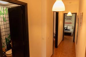 un pasillo con un pasillo que conduce a una habitación en Lanzarote Beach, en Arrecife