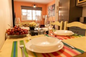 una mesa con platos y tazones de fruta. en Lanzarote Beach, en Arrecife