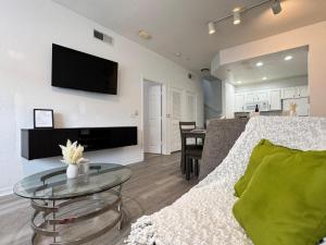 un salon avec un canapé et une table dans l'établissement 2222-3-SV-Charming condo, à Kissimmee