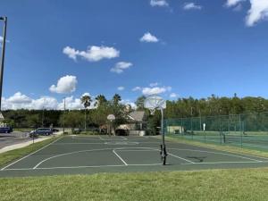 - un court de tennis avec un panier de basket dans l'établissement 2222-3-SV-Charming condo, à Kissimmee