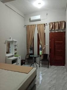 Postel nebo postele na pokoji v ubytování Anugrah Guest House