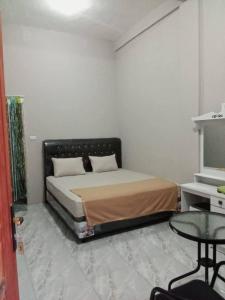 Postel nebo postele na pokoji v ubytování Anugrah Guest House