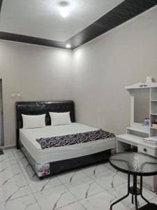 Postel nebo postele na pokoji v ubytování Anugrah Guest House