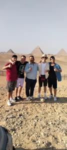 Gosti u objektu Pyramids View R Z Hotel