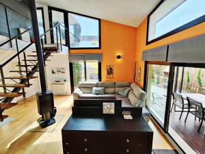 un salon avec un canapé et un escalier dans l'établissement Villa Alcudia - Ferienhaus auf Mallorca mit Pool für bis zu 7 Personen, à Alcúdia