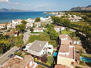 - une vue aérienne sur une maison avec l'océan dans l'établissement Villa Alcudia - Ferienhaus auf Mallorca mit Pool für bis zu 7 Personen, à Alcúdia