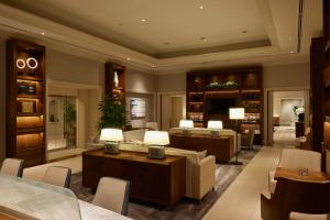 a large living room with tables and chairs and a lobby at Grand Nikko Tokyo Daiba in Tokyo