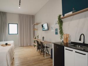 una cucina e un soggiorno con un divano e un tavolo di Apê Santos Praia do Gonzaga a Santos