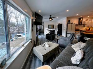 Χώρος καθιστικού στο 37PA Superbly appointed riverfront home in LIttleton Skiing hiking firepit wif